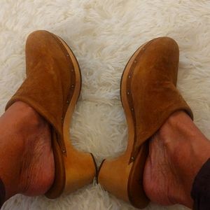 Ugg Australia Carmel brown suede mule used size 9 - 2 3/4 in heel